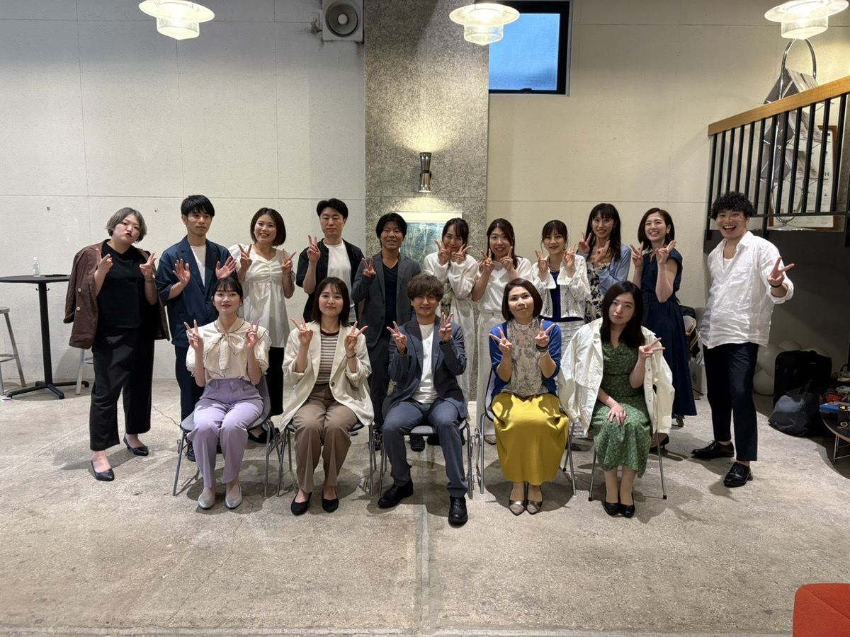 参加者が集まった交流の場での集合写真