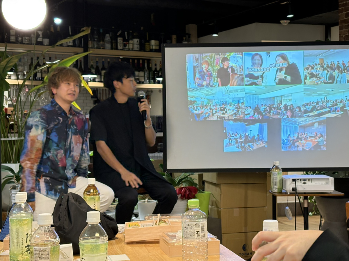 参加者とスクリーンを使って考え方を共有するイベントの様子