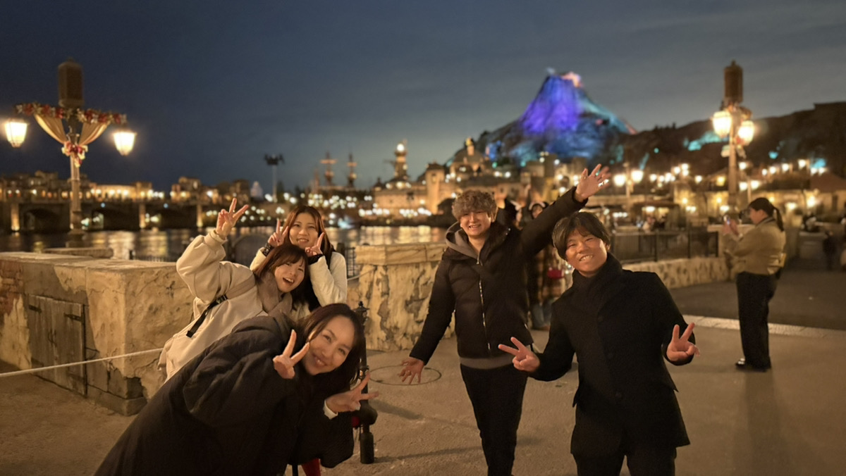 夜の景色の中で交流する仲間との写真